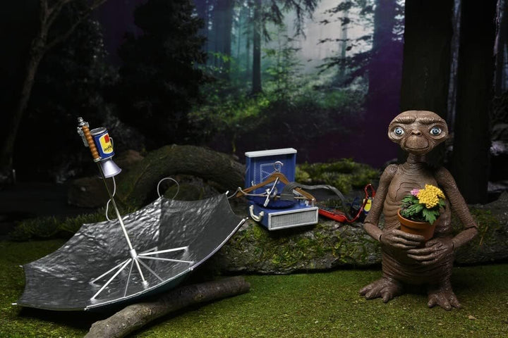 NECA E.T. The Extra-Terrestrial 40th Anniversary - E.T. Ultimate 7" Action Figure with LED (55079)