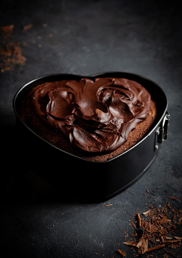 MasterClass 22.5 cm Heart Shaped Cake Tin with Loose Base, Springform Clasp & Quantum II Non-Stick Coating