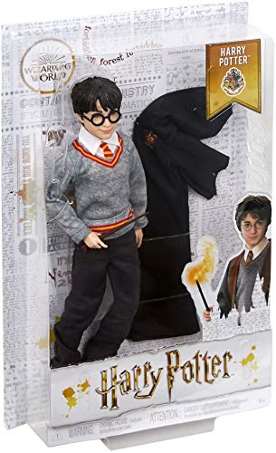 Muñeca FYM50 de Harry Potter con túnica y varita de Hogwarts