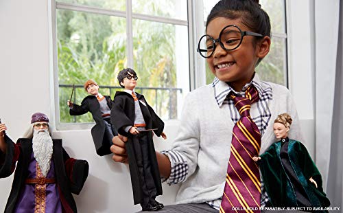 Muñeca FYM50 de Harry Potter con túnica y varita de Hogwarts