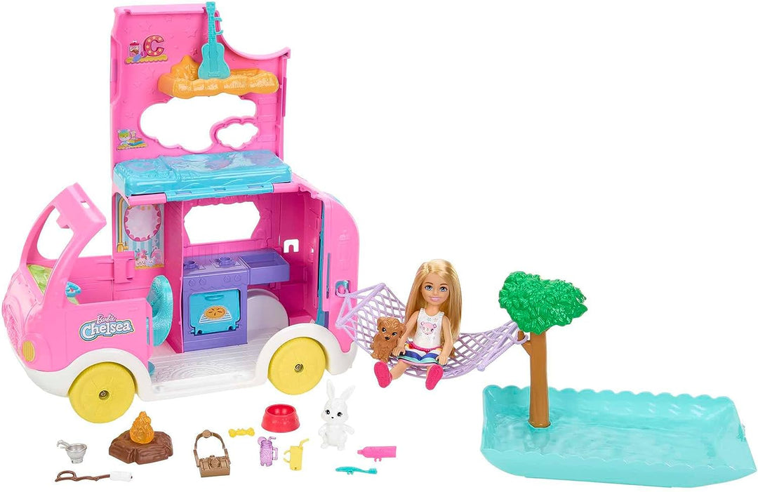 Barbie Camper, Chelsea 2-in-1-Spielset mit kleiner Puppe, 2 Haustieren und 15 Zubehörteilen,