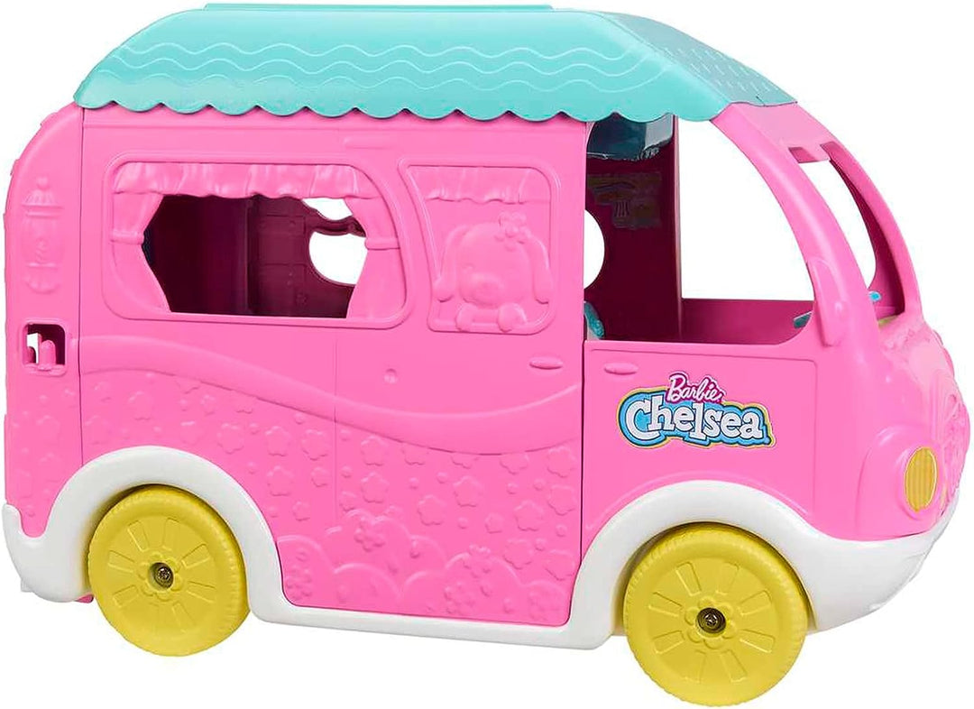 Barbie Camper, Chelsea 2-in-1-Spielset mit kleiner Puppe, 2 Haustieren und 15 Zubehörteilen,