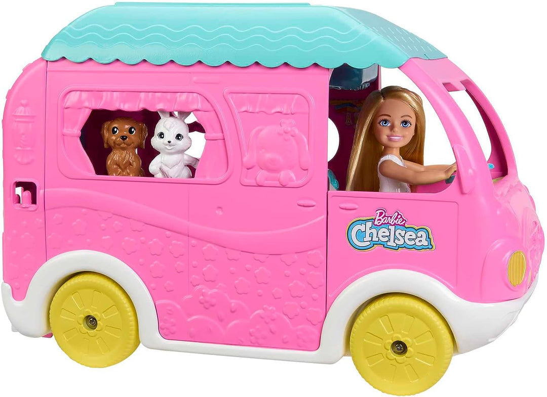 Barbie Camper, Chelsea 2-in-1-Spielset mit kleiner Puppe, 2 Haustieren und 15 Zubehörteilen,