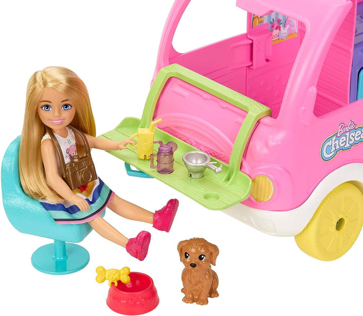 Barbie Camper, Chelsea 2-in-1-Spielset mit kleiner Puppe, 2 Haustieren und 15 Zubehörteilen,