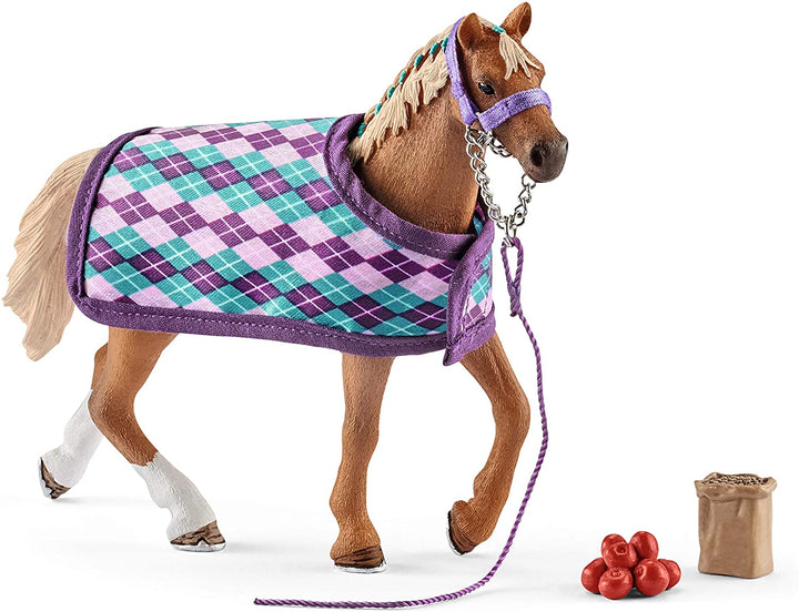 Schleich 42360 42360-Horse Club Engelse volbloed met deken, veelkleurig